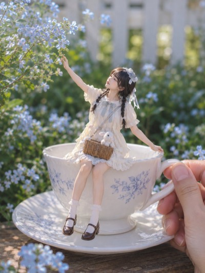 茶杯上的微缩女性